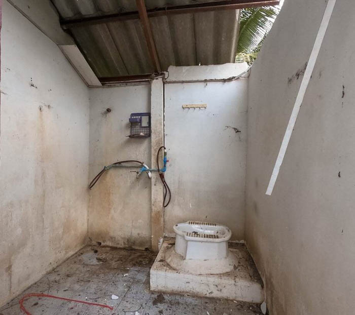 Khu nhà vệ sinh cũ