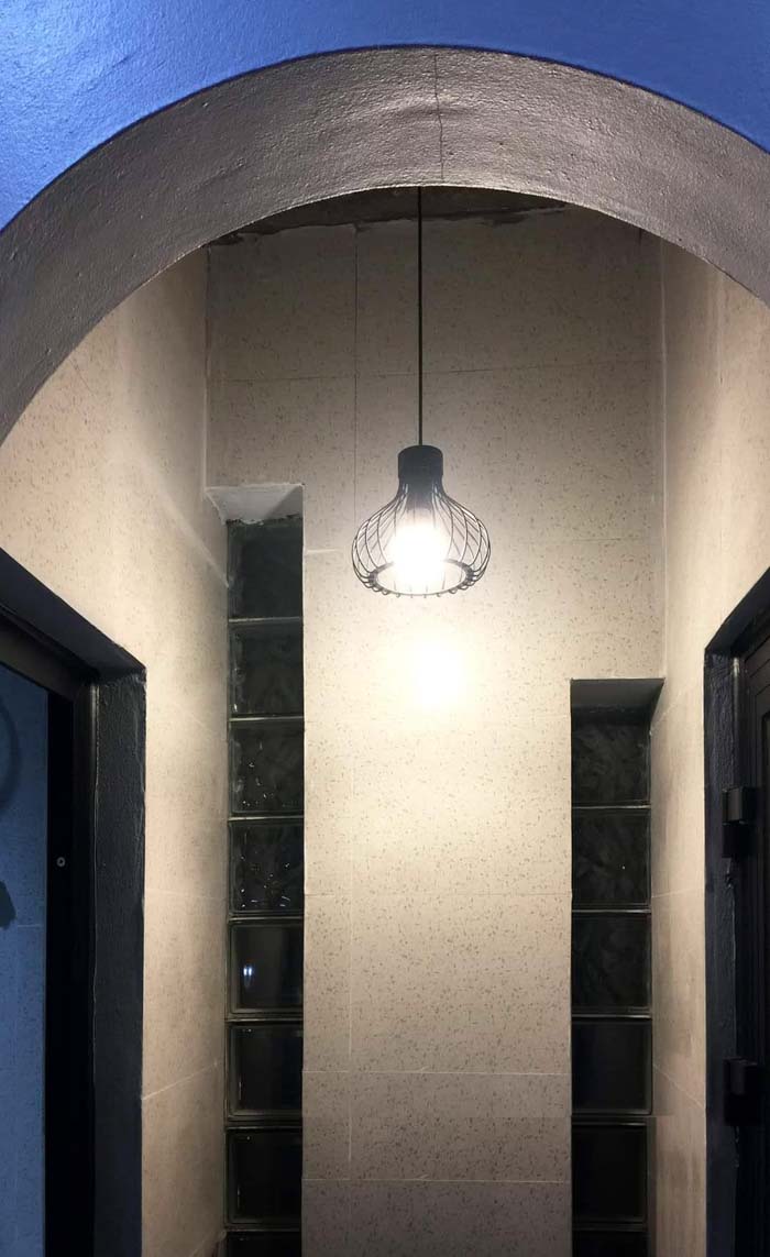 Hành lang vào phòng tắm vệ sinh hay các phòng khác trang trí bằng bóng đèn giản dị