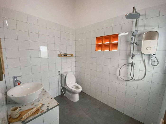 Khu vực tắm và vệ sinh liên hợp