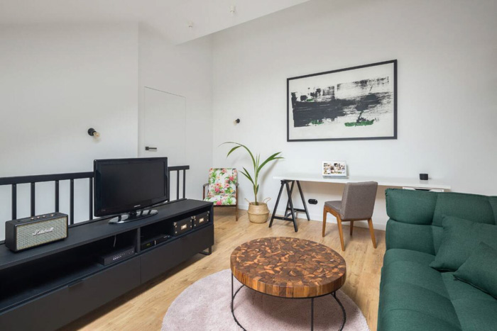 Phòng khách quen thuộc với 3 thành tố chính sofa - bàn trà - kệ tivi