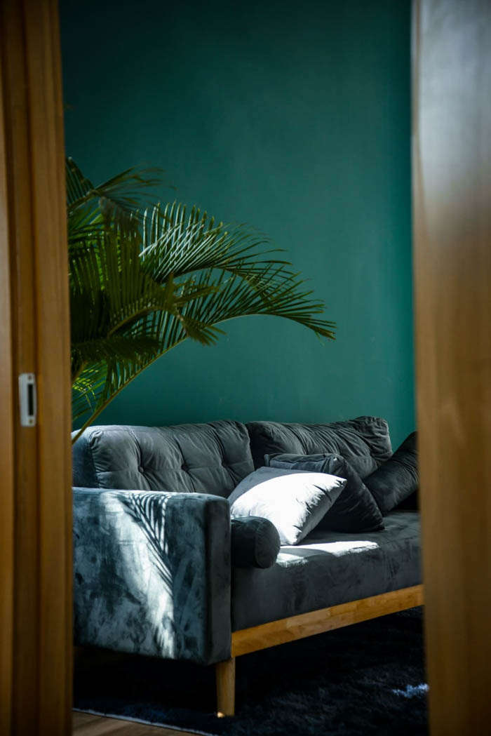 Ghế sofa màu trầm cùng tông với thiết kế nhiệt đới này