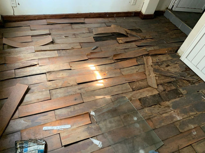 Sàn gỗ cong và không còn liên kết với sàn của căn nhà