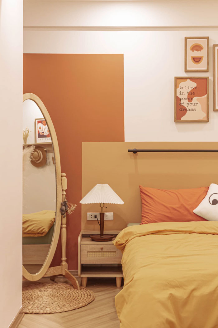 Phòng ngủ lớn với màu nâu cam chủ đạo