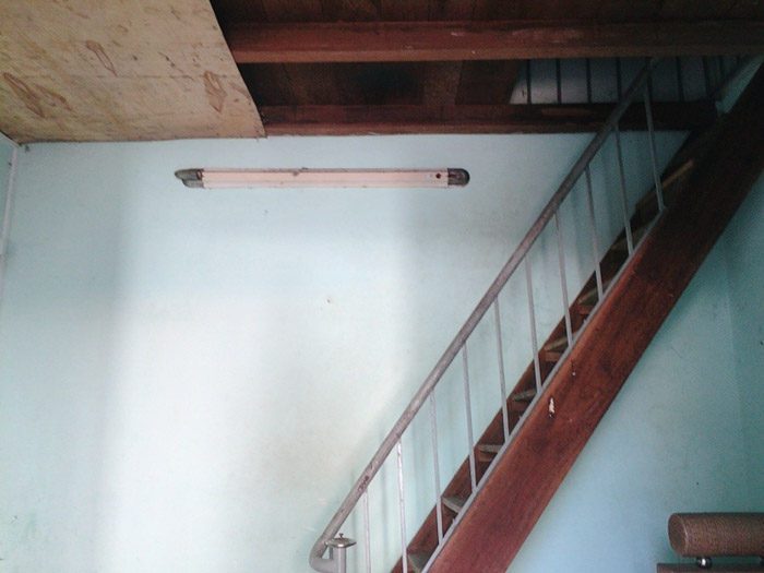 Cầu thang cũ với thiết kế đơn giản