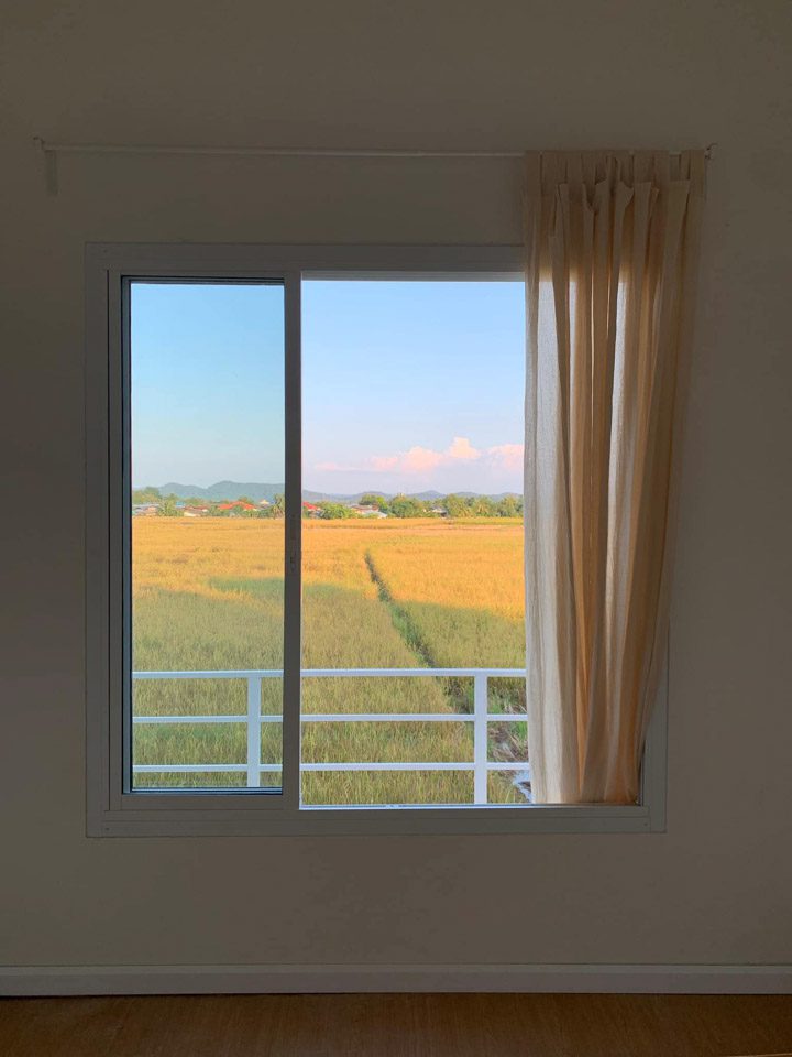 Phần cửa sổ hướng ra cánh đồng xanh mát